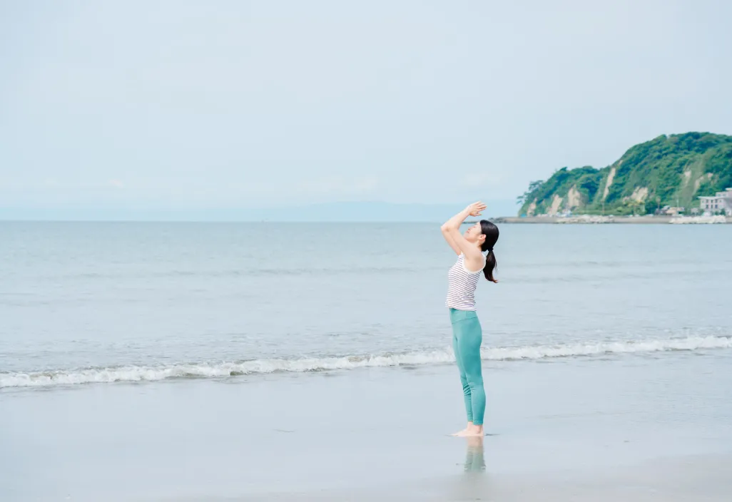 海でヨガをしている写真