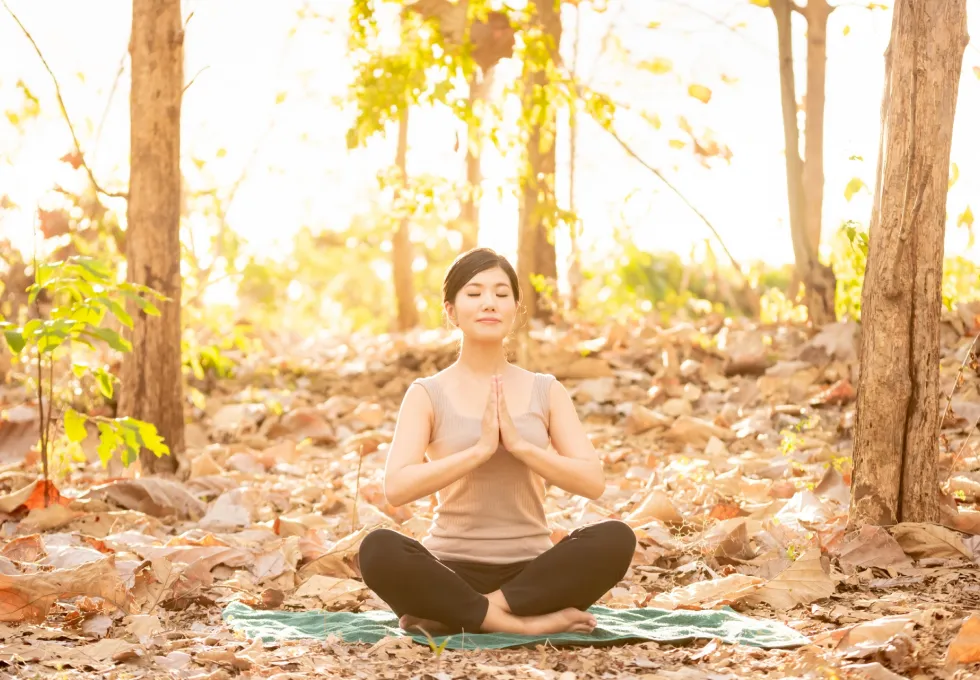 ヨガをする女性の写真-1